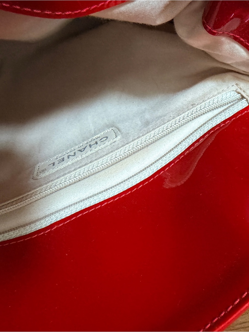 CHANEL Bon Bon Tote - Medium Red patent with rhinestones - Picture 6 of 15